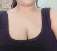 Hot-Pooja25